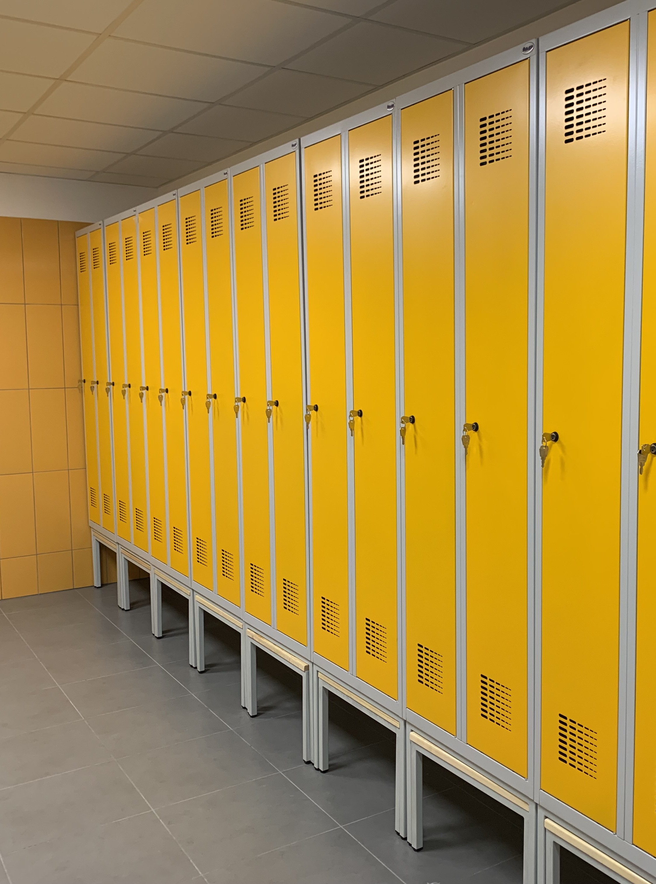 Metalowe szafki ubraniowe SUM 320 W ST 60 cm na podstawie z siedziskiem wysuwanym, front RAL 1023, korpus RAL 7035 – realizacja Pozmebel Warszawa
